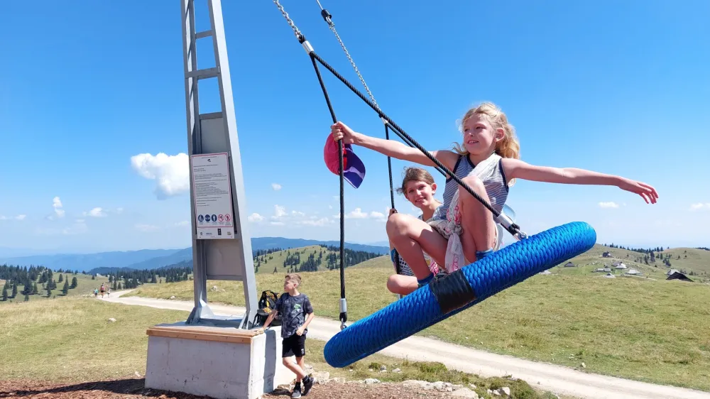 Slavnostna otvoritev guncnc na Veliki planini s cirkuško skupino Čupakabra in Pleh bando, pa še kaj za pojest in za popit bo za vse obiskovalce