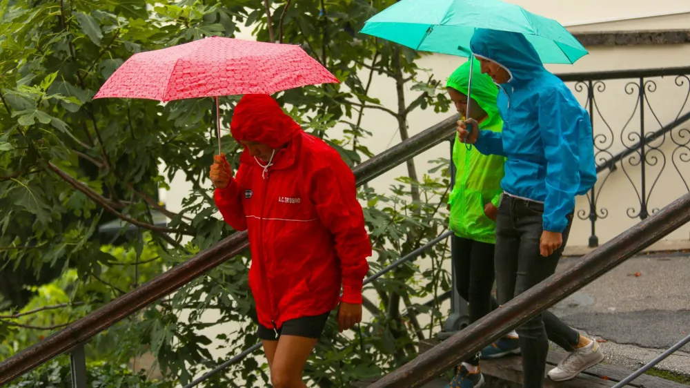 Danes je deževalo tudi v Zagrebu, a je hujše neurje zajelo Split in Vis. Foto: Pixsell
