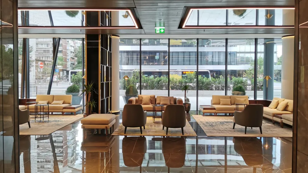 Moderen hotelski lobi