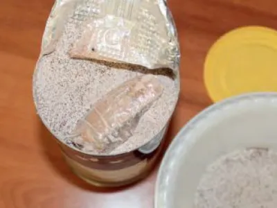 Mobilni telefon so enkrat v zapor poskušali pretihotapiti tudi v posodici kapučina.