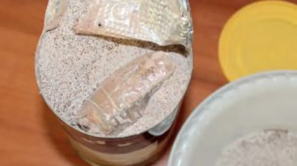 Mobilni telefon so enkrat v zapor poskušali pretihotapiti tudi v posodici kapučina.