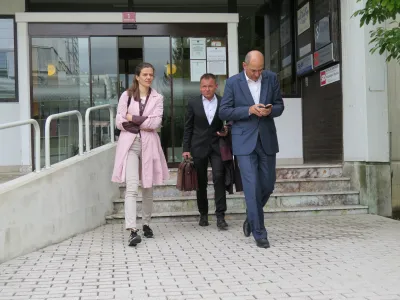 Predsednik SDS in poslanec Janez Janša se je v minulih letih večkrat pojavil na okrajnem sodišču v Velenju, tudi tokrat se je zapletlo zaradi &raquo;premajhnega nabiralnika&laquo;.