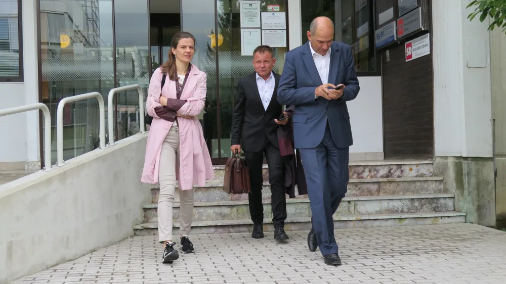 Predsednik SDS in poslanec Janez Janša se je v minulih letih večkrat pojavil na okrajnem sodišču v Velenju, tudi tokrat se je zapletlo zaradi &raquo;premajhnega nabiralnika&laquo;.