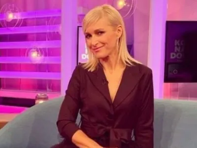 HRT ugasnil razvedrilno oddajo Kod nas doma<br>Priljubljena hrvaška voditeljica Uršula Tolj je izgubila svojo razvedrilno popoldansko oddajo Kod nas doma, ki jo HRT predvaja med tednom na prvem programu. V oddaji je Toljeva med drugim gostila hrvaške in regionalne glasbenike in druge lokalne zvezde, ob pomoči kuharskih gostov pa poskrbela tudi za kulinarične nasvete. <br><br>Konec predvajanja oddaje je za hrvaške medije potrdila tudi Toljeva, ki ostaja na HRT. "Zaposlena sem za stalno in delam, kar mi rečejo. Če me bodo poslali na tržnico, bom poročala s tržnice. V načrtu je ena nova stara oddaja, a o tem ne bi hotela govoriti," je dejala za Index. <br><br>Toljeva na HRT, kjer je že več kot 25 let, nima sreče, saj so jo prejšnjo leto odstavili z mesta urednice Dore, hrvaškega izbora za Pesem Evrovizije. Kriva naj bi bila oblačila, ki jih je lani na Evrosongu nosila hrvaška pevka Albina Grčić. Urednica Dore naj bi namreč zaobšla kostumografinjo HRT Natašo Sever in za oblikovanje kostuma Grčićeve angažirala oblikovalca Juraja Zigmana, Severjeva pa oblačila ni odobrila. Eden od razlogov za njeno zamenjavo pa naj bi bil tudi račun v znesku 160 evrov iz ene od trgovin v Rotterdamu, kjer je Toljeva s službeno kartico kupila štiri kombinezone za pevkine spremljevalne plesalce. <br>