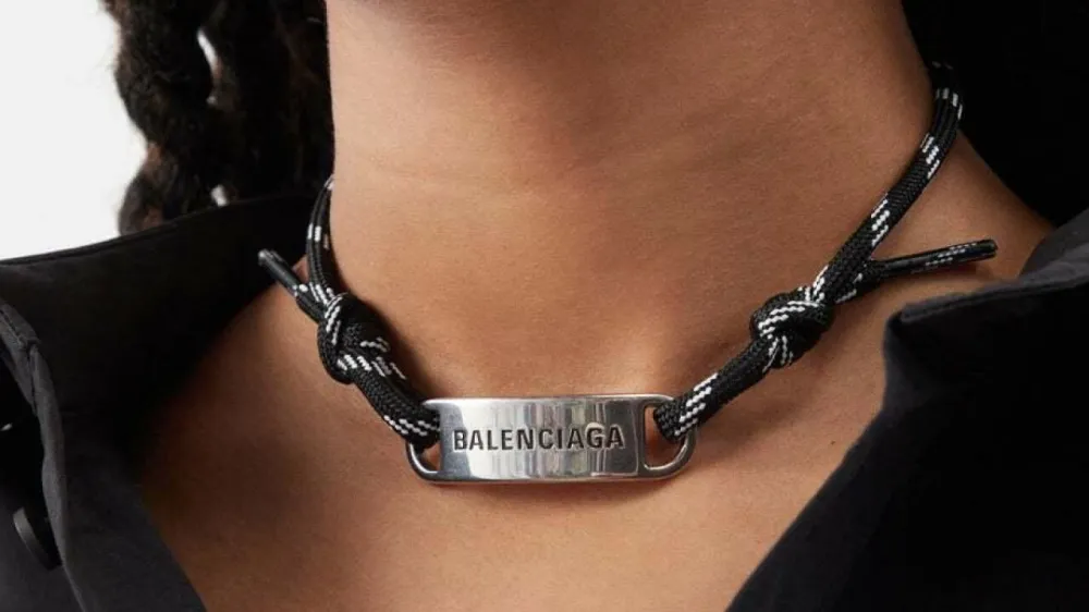 Za ogrlico iz vezalk je potrebno odšteti 350 evrov. F Matchesfashion 