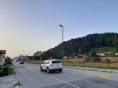 Največ cestnih dirkačev krajani Vaš zaznavajo v bližini avtobusne postaje, kjer je v smeri proti prestolnici polkilometrski ravninski odsek.