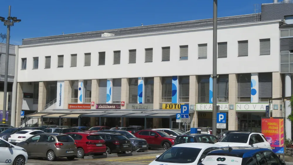 Na vrhu stavbe na Novem trgu 9 v središču mesta bo novomeška občina v sodelovanju z Razvojnim centrom Novo mesto uredila prostore za pet inovativnih zagonskih podjetij.