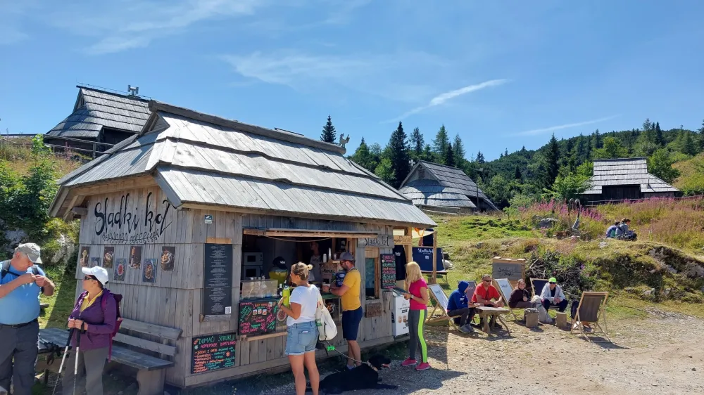 Z začetkom pa&scaron;ne sezone se na Veliki planini odpre tudi Sladki kot.