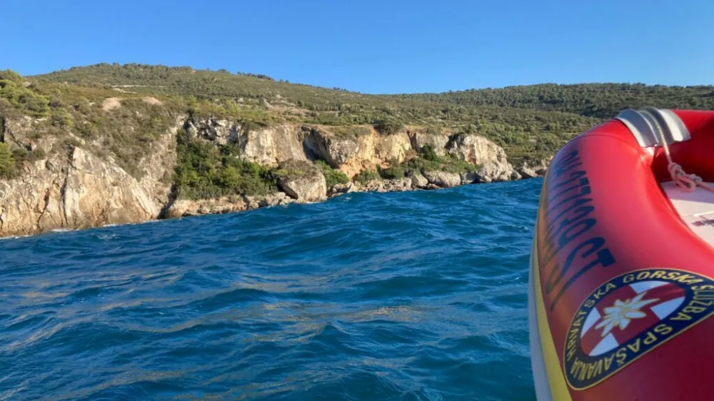 16-letnega potapljača so iskali tudi hrvaški gorski reševalci. Na žalost so ga našli mrtvega.&nbsp;