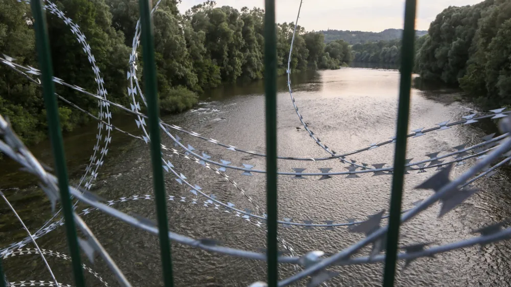 Kolpa je doslej na slovenski in hrvaški strani odnesla sedemnajst migrantov. Imen nekaterih med njimi ne poznamo, svojci pa ugotavljajo, da je podatke težko pridobiti.&nbsp;