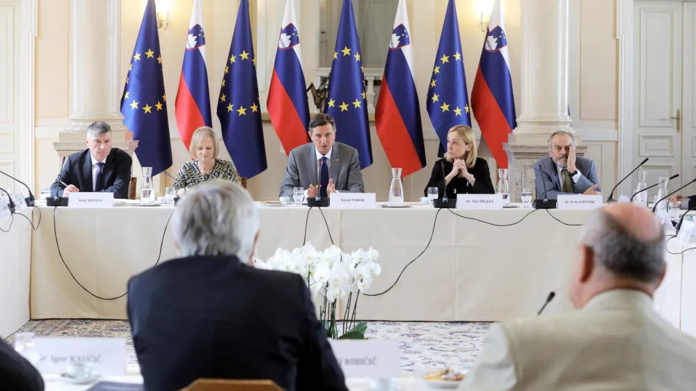 Ljubljanan, Predsedniska palaca.<br>Sestanek predsednika republike Boruta Pahorja s predstavniki parlamentarnih strank in ustavno-pravnimi strokovnjaki o volilni zakonodaji.<br>Minister za javno upravo Rudi Medved, generalna sekretarka urada predsednika republike Natasa Kovac, predsednik republike Borut Pahor, vodja kabineta predsednika republike Alja Brglez in svetovalec predsednika republike Ernest Petric.