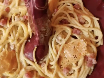 V Londonu so poleti odprli restavracijo, navdihnjeno z erotiko oziroma spolovili. Naked Soho, kjer strežejo hrano in pijačo, okrašeno s spolno tematiko ter ženskimi in moškimi spolnimi organi, po besedah lastnikov slavi človeško telo, seksualnost in umetnost. Na stenah je mogoče najti faluse in vulve različnih velikosti. Podobno razigran je tudi pribor in končni videz jedi in pijač, ki imajo tudi izrazito seksualna imena, še najbolj pa v oči padejo krožniki, iz katerih se dviga penis.