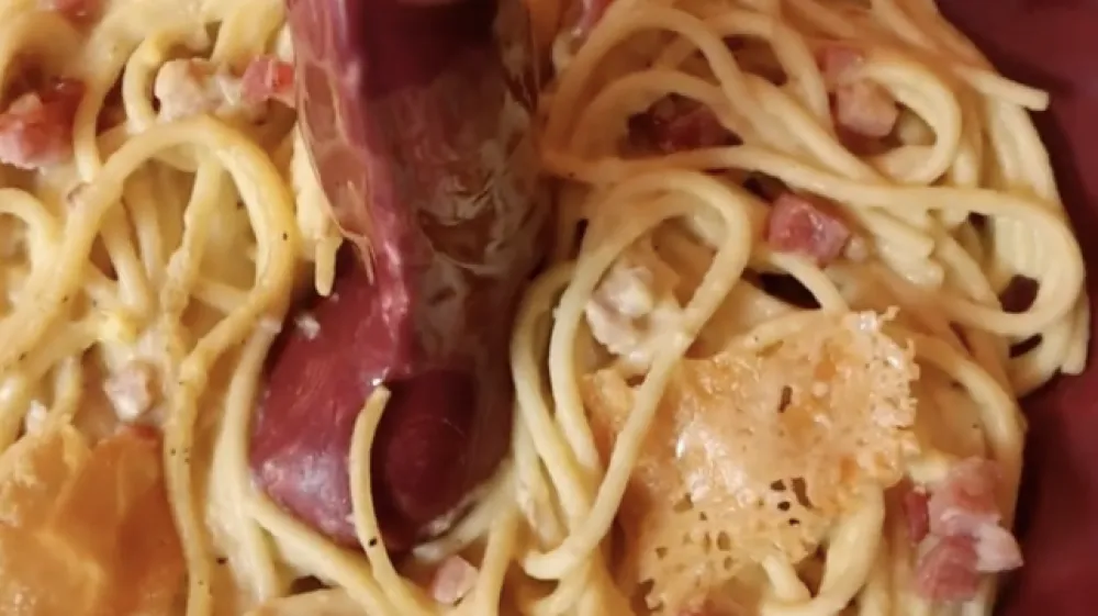 V Londonu so poleti odprli restavracijo, navdihnjeno z erotiko oziroma spolovili. Naked Soho, kjer strežejo hrano in pijačo, okrašeno s spolno tematiko ter ženskimi in moškimi spolnimi organi, po besedah lastnikov slavi človeško telo, seksualnost in umetnost. Na stenah je mogoče najti faluse in vulve različnih velikosti. Podobno razigran je tudi pribor in končni videz jedi in pijač, ki imajo tudi izrazito seksualna imena, še najbolj pa v oči padejo krožniki, iz katerih se dviga penis.