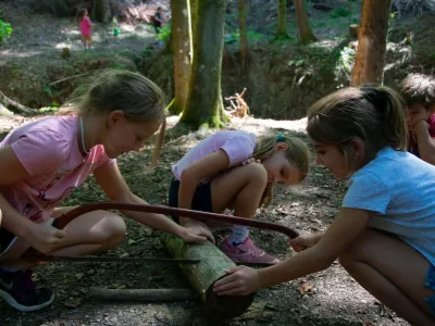 Na taboru so otroci, ki niso taborniki, spoznavali taborniško znanje in medsebojno sodelovanje ter uživali v naravi.&nbsp;