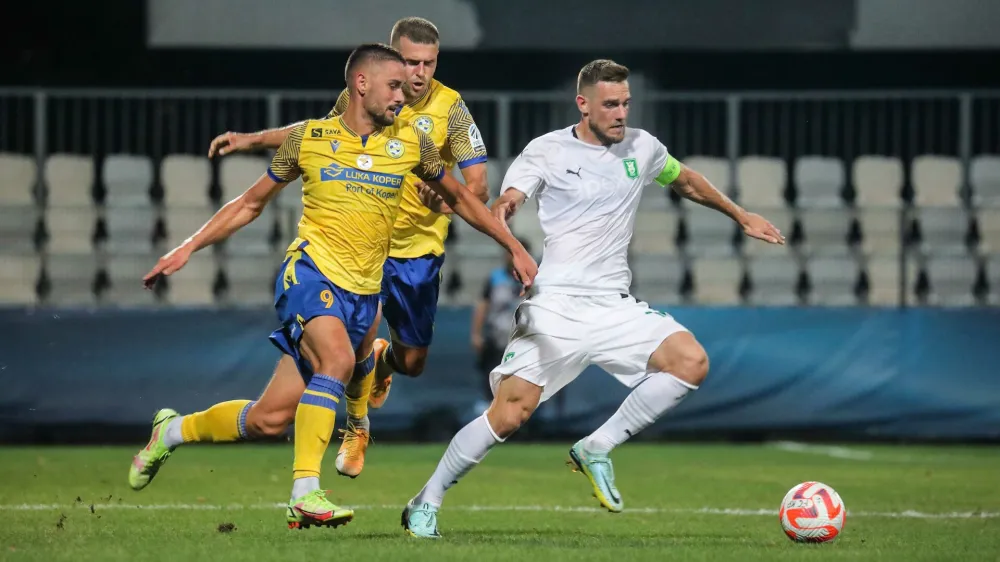 Dario Kolobarič (levo) Timi Max El&scaron;nik (beli dres) Koper, 20.08.2022<br>Stadion Bonifika, Nogomet, Prva liga,<br>FC Koper - Olimpija Ljubljana
