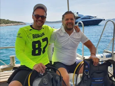 Severinina bivša - Igor Kojić in Milan Popović, skupaj fotografirana na barki. F Instagram 