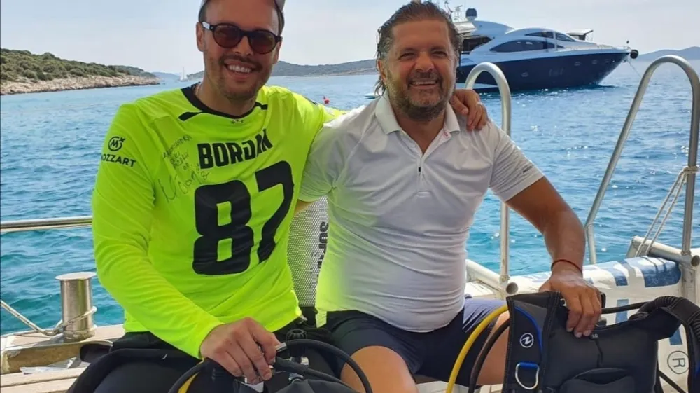 Severinina bivša - Igor Kojić in Milan Popović, skupaj fotografirana na barki. F Instagram 