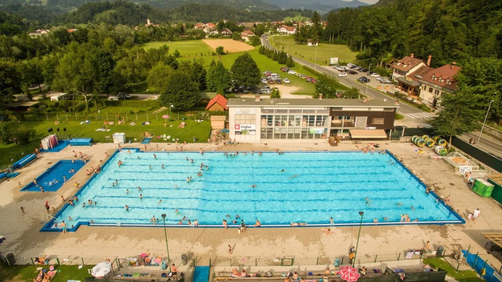 Športna društva si želijo, da bi mesto kopališče Pod skalco z balonom obratovalo vse leto.