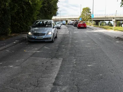 Vozišče na Cesti v Gorice pri križišču s Tržaško cesto je zelo poškodovano in potrebno sanacije.&nbsp;