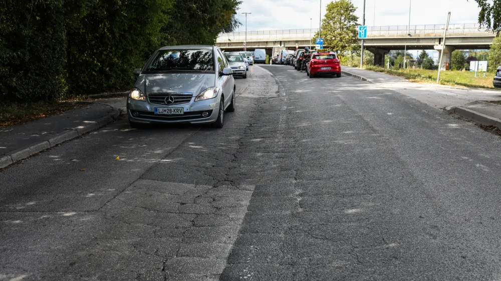 Vozišče na Cesti v Gorice pri križišču s Tržaško cesto je zelo poškodovano in potrebno sanacije.&nbsp;