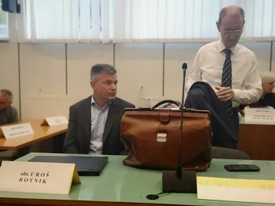 Uro&scaron; Rotnik in odvetnik Mitja Jelenič Novak na sojenju, 26.8.