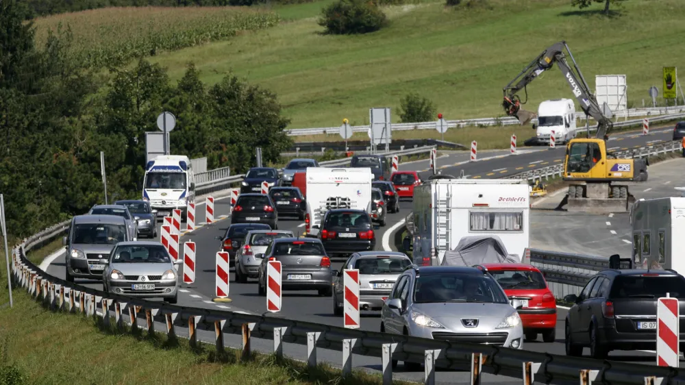 Zastoji na avtocesti Ljubljana- Koper, deloviče na izvozu UnecFoto: Toma Skale
