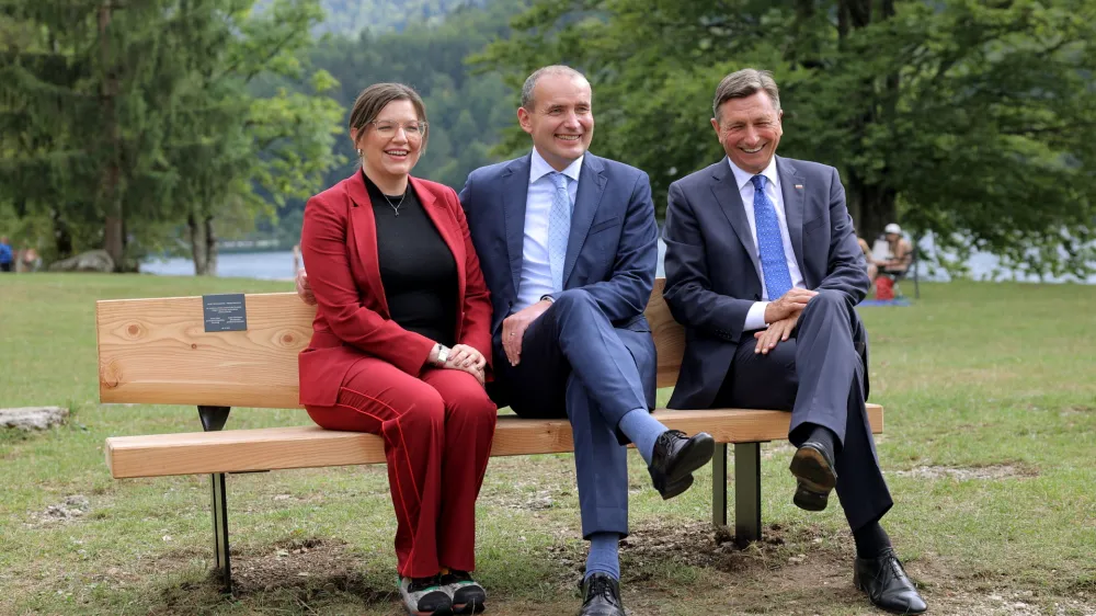 Bohinj, Bohinjsko jezero.<br>Odkritje klopi prijateljstva ob uradnem obisku predsednika Islandije v Sloveniji.<br>Prva dama Islandije Eliza Reid, predsednik Islandije Gudni Thorlacius Johannesson in predsednik republike Borut Pahor.