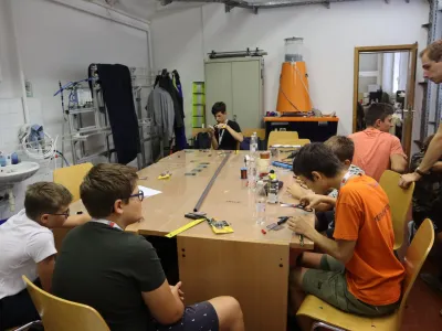 Delavnice temeljijo na konceptu zasnuj, izdelaj in preizkusi.