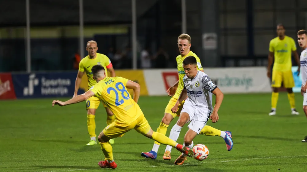 Luka Ve&scaron;ner Tičič (beli dres)<br>27.08.2022. - Prva liga Telemach Nogomet NK Domžale- NK Koper.<br><br>//FOTO: Bojan Velikonja