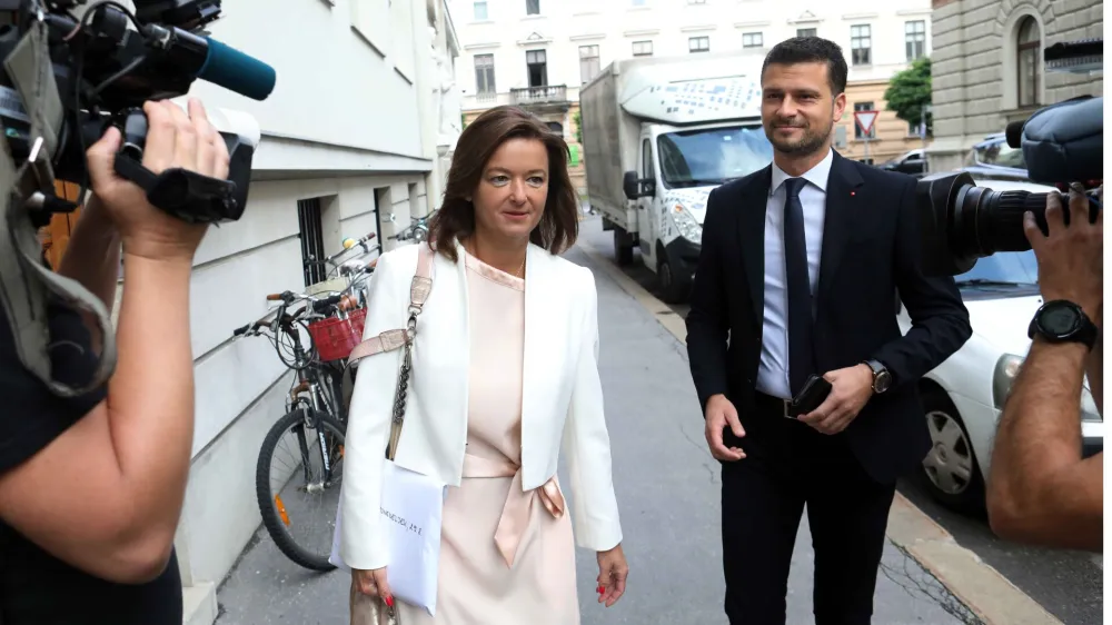 zunanja ministrica Tanja Fajon in Jani Prednik, vodja poslanske skupine SD, <br><br>- 29.08.2022 - Drugi posvet predsednika vlade dr. Roberta Goloba s predstavniki političnih strank in energetskih podjetij ter z ekonomskimi strokovnjaki o spopadanju z aktualnimi izzivi <br><br>//FOTO: Tomaž Skale<br>