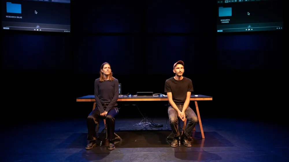 Silke Huysmans in Hannes Dereere sta dokumentarno predstavo Iz globine odigrala v Plesnem teatru Ljubljana.