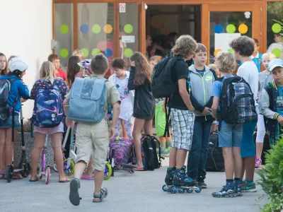 Osnovna &scaron;ola Vižmarje Brod   - 01.09.2015 - prvi &scaron;olski dan v novem &scaron;olskem letu 2015/16 - okoli 174.000 učencev, od tega prvič &scaron;olski prag prestopilo, 21.807 prvo&scaron;olcev - &scaron;olstvo - prvo&scaron;olci - torba  //FOTO: Maja Marko