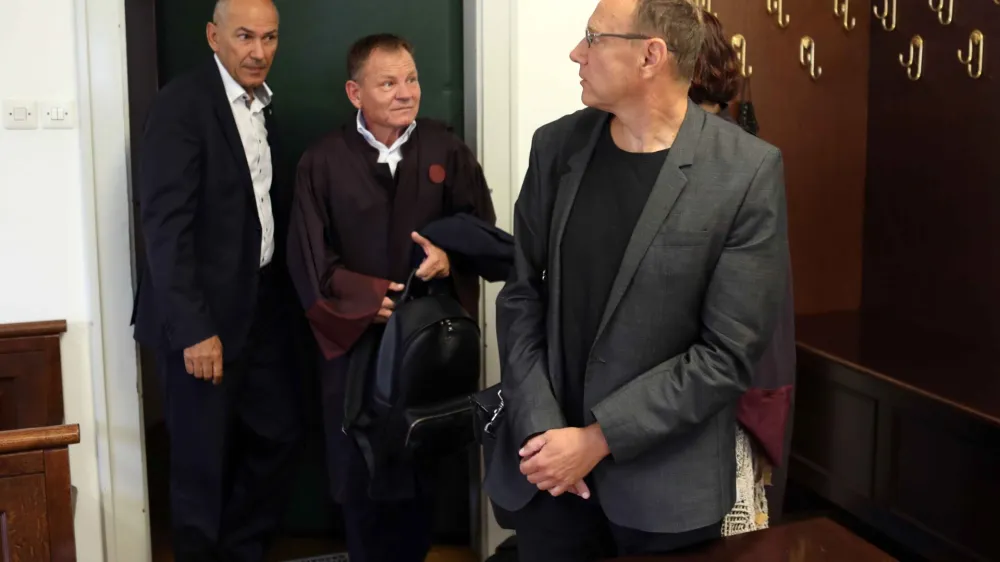 Novinar tednika Reporter Igor Kr&scaron;inar toži predsednika SDS Janeza Jan&scaron;o. Ta naj bi žaljivo čivknil, da je očitno &raquo;Kr&scaron;inar že na trdi drogi&laquo;.