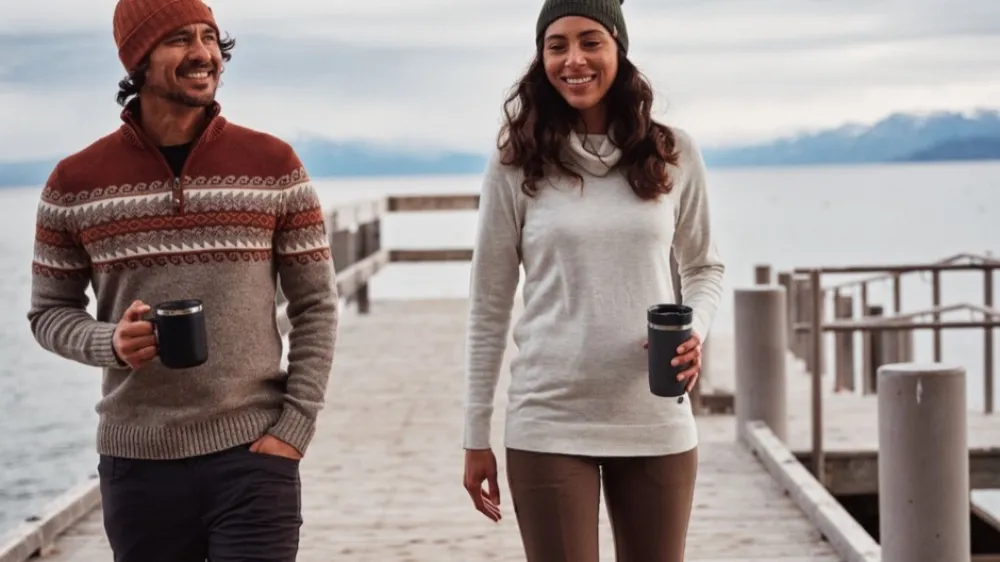 Me&scaron;anica pletenine Seawool in merino volna zagotavlja dolgotrajne mnoge prednosti, vključno z odpornostjo na vonjave, izolacijo in regulacijo temperature. SeaWool Recycled Polyester je izdelan iz plastičnih steklenic po uporabi in zdrobljenih lupin ostrig, zbranih na farmah ostrig na Tajvanu. Tajvanska industrija gojenja ostrig vsako leto zavrže kar 160.000 ton lupin. Partner proizvajalec vlaken za Royal Robbins letno preusmeri sedem ton odpadnih lupin ostrig za izdelavo tega vlakna. V vsakem puloverju Westlands je v povprečju uporabljenih 10 plastičnih steklenic in ena lupina ostrig.