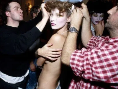 Britanska manekenka Kate Moss (48) je razkrila, da jo je 19-letna hčerka Lila grajala zaradi drznega outfita, ki ga je nosila leta 1993. &Scaron;lo je za mini krilo Vivienne Westwood, v katerem se je na modni reviji med lizanjem sladoleda sprehajala zgoraj brez. Slavna manekenka je o drznem videzu razmi&scaron;ljala v novem videu za britanski Vogue in razkrila, da se je Lili zdelo njeno krilo takrat prekratko. &raquo;To je bila modna revija Vivienne Westwood in bil je sladoled Magnum. Rekli so mi le 'Pojej ga, ko gre&scaron; zgoraj brez', jaz pa sem odgovorila 'Bom poskusila'&laquo;, se je spominjala ena najbolj znanih manekenk. Manekenka je tudi priznala, da te dni hčerko prosi za modne nasvete, razmi&scaron;ljala pa je tudi o njunem nastopu na majski prireditvi Met Gala. <br>