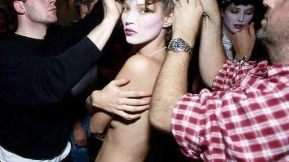 Britanska manekenka Kate Moss (48) je razkrila, da jo je 19-letna hčerka Lila grajala zaradi drznega outfita, ki ga je nosila leta 1993. Šlo je za mini krilo Vivienne Westwood, v katerem se je na modni reviji med lizanjem sladoleda sprehajala zgoraj brez. Slavna manekenka je o drznem videzu razmišljala v novem videu za britanski Vogue in razkrila, da se je Lili zdelo njeno krilo takrat prekratko. »To je bila modna revija Vivienne Westwood in bil je sladoled Magnum. Rekli so mi le 'Pojej ga, ko greš zgoraj brez', jaz pa sem odgovorila 'Bom poskusila'«, se je spominjala ena najbolj znanih manekenk. Manekenka je tudi priznala, da te dni hčerko prosi za modne nasvete, razmišljala pa je tudi o njunem nastopu na majski prireditvi Met Gala. <br>