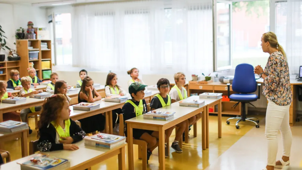 - prvošolčki- Osnovna šola OŠ Vič, Abramova ulica 26 v Ljubljani- rumene rutke - 01.09.2022 - Prvi šolski dan v novem šolskem letu 2022/23 – novo šolsko leto za 194.562 osnovnošolcev med njimi 20.797 prvošolcev in okrog 79.000 dijakov – prvošolci - osnovnošolci - šolstvo //FOTO: Bojan Velikonja