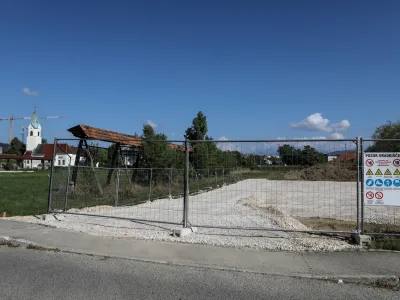 Zemljišče v Kosezah ob ulici Draga so že ogradili. Foto: Luka Cjuha