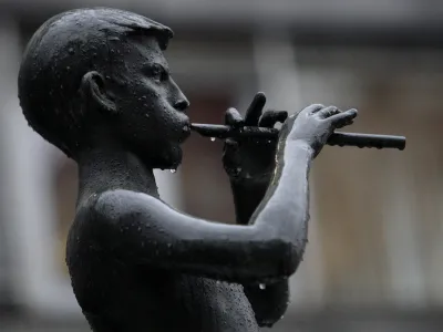 ljubljana 08.12.10 decek s piscalko, kip, kipar zdenko kalin, rtv, radio televizija slovenija, foto: nik rovan