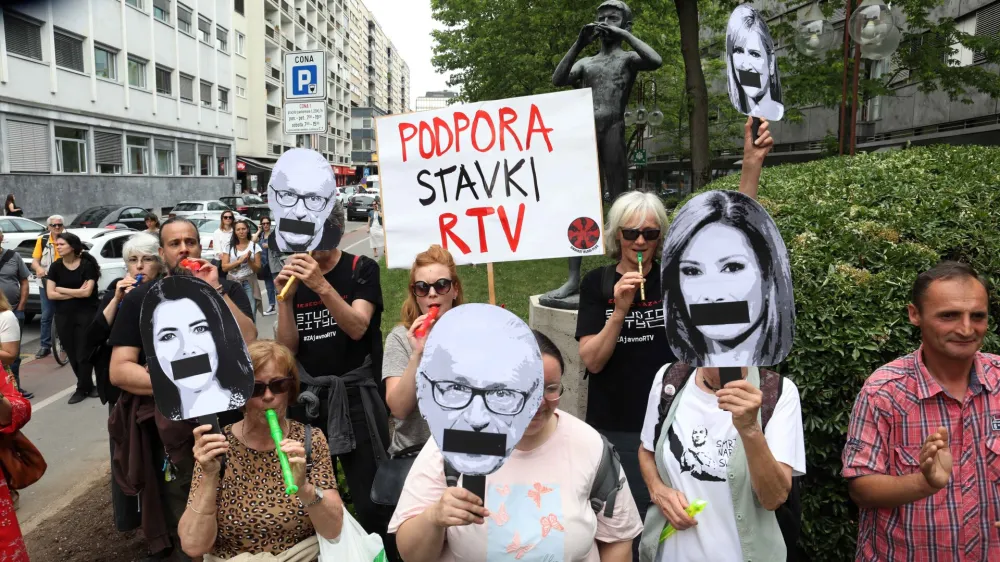 - 23.05.2022 &ndash; stavka novinarjev na RTV Slovenija - novinarji iz koordinacije novinarskih sindikatov javne RTV so z opozorilno stavko zahtevali novinarsko avtonomijo in socialni dialog. <br><br>//FOTO: Tomaž Skale<br>