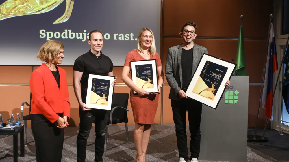  direktor podjetja Kamino Andrej Slapnik, Matic Vihtelič, direktor dizajna v Emraxu, in Urška Sušnik Omovšek, direktorica podjetja Emrax <br><br>- 08.09.2022 - 22. Slovenska GAZELA 2022 – regijski izbor najboljših najhitreje rastočih podjetij – razglasitev Gazele osrednje Slovenije 2022 v Domu gospodarstva v Ljubljani - <br> <br>//FOTO: Luka Cjuha<br>