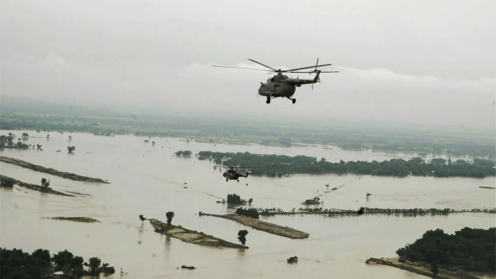 A helicopter carrying Indian Prime Minister Manmohan Singh and Congress party president Sonia Gandhi, makes an aerial survey of flood affected areas in Bihar, India, Thursday, Aug. 28, 2008. The death toll from this year's monsoon has already climbed past 800, and now some 1.2 million people have been marooned, and about 2 million more affected in the impoverished state of Bihar, where the Kosi river has burst its banks, breached safety embankments and submerged all roads leading to the region. (AP Photo)