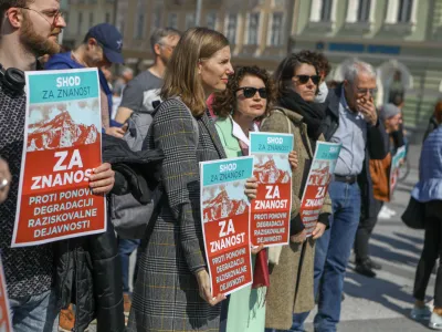 Zaradi ukinjanja in prenosov zbirk podatkov o slovenskih znanstvenih dosežkih, ki bi jih morala vzdrževati agencija ARRS,
so znanstveniki zaskrbljeni že več kot leto dni. Fotografija je z letošnjega protestnega Shoda za znanost.