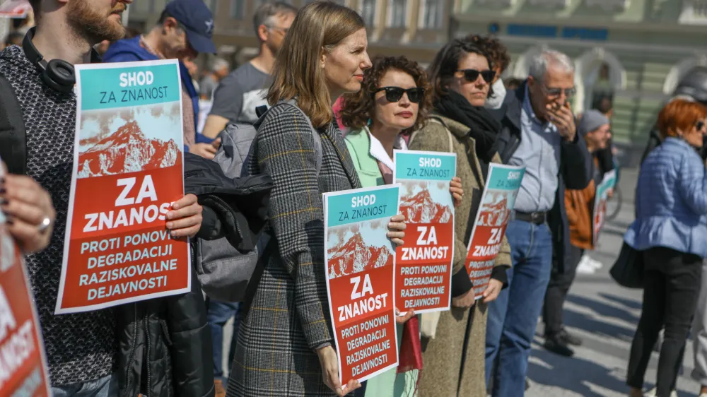 Zaradi ukinjanja in prenosov zbirk podatkov o slovenskih znanstvenih dosežkih, ki bi jih morala vzdrževati agencija ARRS,
so znanstveniki zaskrbljeni že več kot leto dni. Fotografija je z letošnjega protestnega Shoda za znanost.