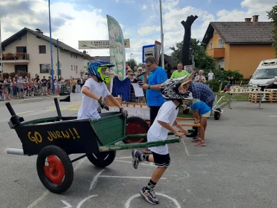 V vasi Senica, kjer so konec tedna priredili 6. dirko z garami, oživljajo zanimivo tradicijo uporabe posebnih vozičkov, nekdaj namenjenih kmečkim opravilom. 