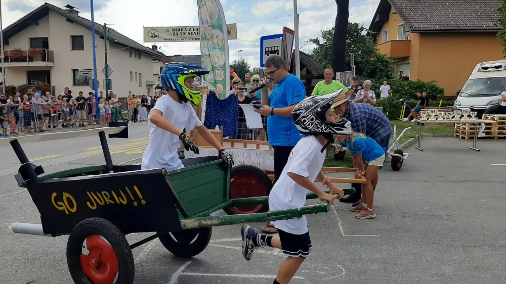 V vasi Senica, kjer so konec tedna priredili 6. dirko z garami, oživljajo zanimivo tradicijo uporabe posebnih vozičkov, nekdaj namenjenih kmečkim opravilom. 