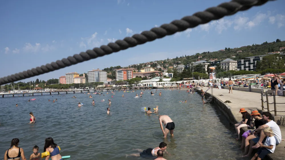 Plaža v Portorožu- 23.07.2022 - Redukcija vode zaradi su&scaron;e na Primorskem //FOTO: Nik Erik Neubauer