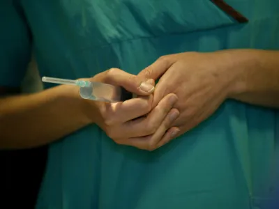 - injekcija - - 23.03.2015 - Ortopedska klinika UKC v Ljubljani - Oddelek za artroskopijo in pokodbe pri portu - operacija nonega palca (haluks valgus), - operacijska dvorana - - kirurki operativni poseg - zdravstvo //FOTO: Toma Skale