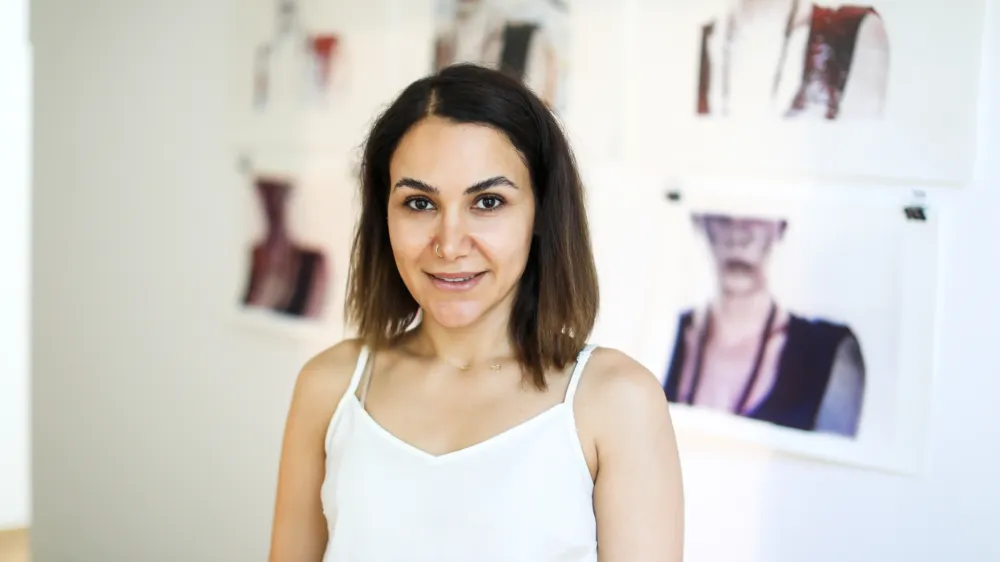 Azadeh Hashemzadeh, iranska fotografinja - umetnica - leta 2019 je prejela status begunke - 02.09.2022 - Mednarodni grafični likovni center &ndash; Grafični atelje - Pop-up predstavitev produkcije Azadeh Hashemzadeh v okviru EU-projekta umetni&scaron;kih rezidenc In From the Margins. //FOTO: Bojan Velikonja