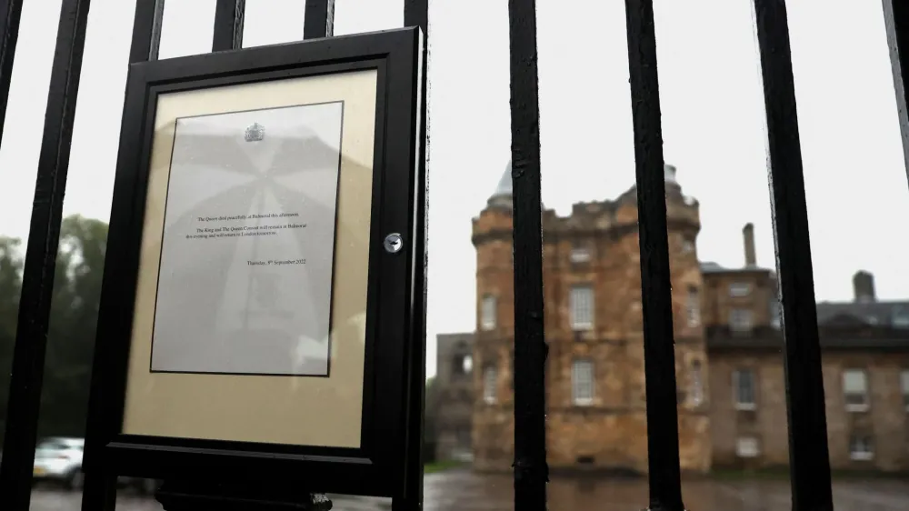 An announcement of the death of Queen Elizabeth is seen on a fence outside the Palace of Holyroodhouse, in Holyrood, Edinburgh, Scotland, Britain September 8, 2022. REUTERS/Lee Smith